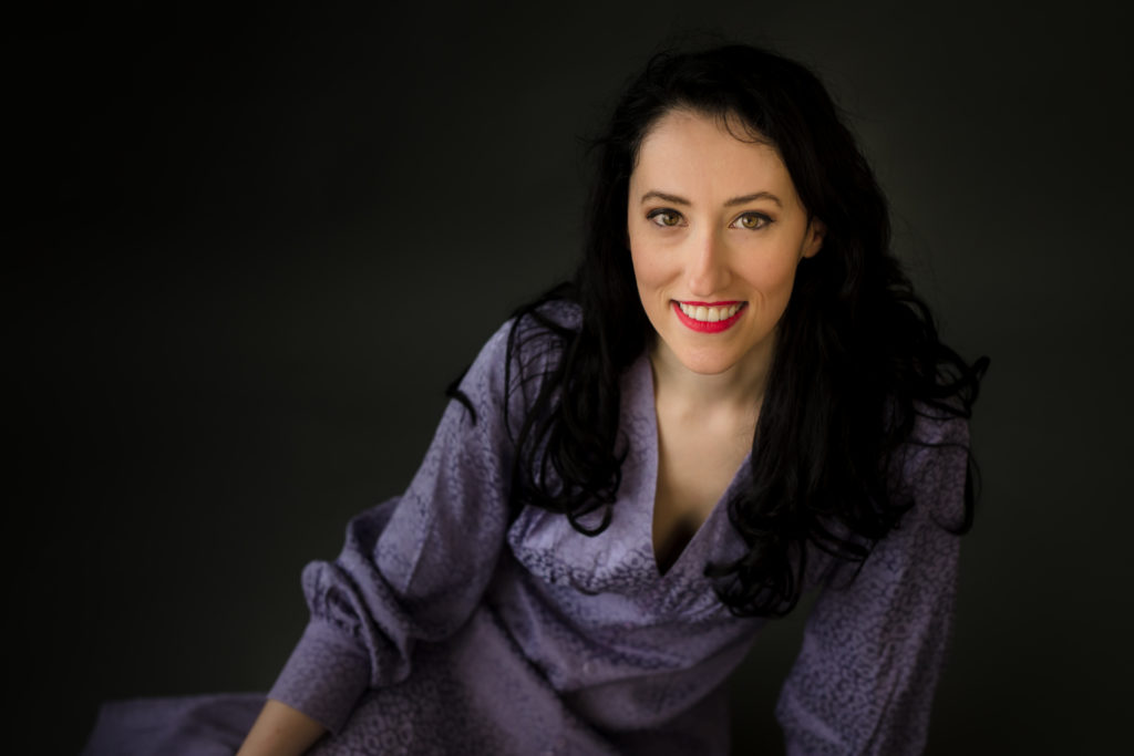 Ragazza sorridente in uno studio dentistico