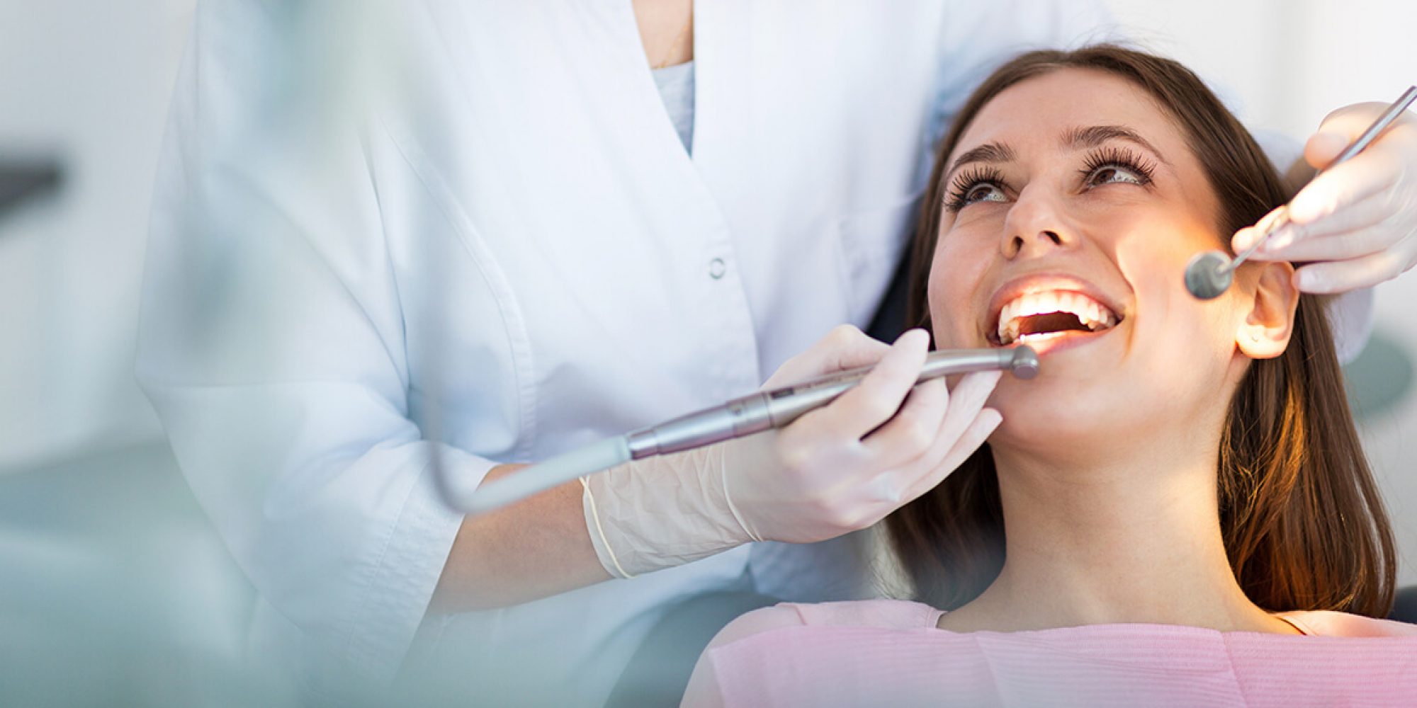 Ragazza sorridente seduta sulla poltrona del dentista